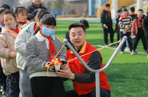 学习雷锋  奉献光明